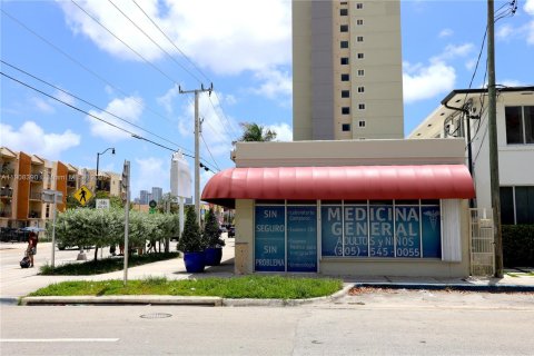 Propiedad comercial en venta en Miami, Florida № 2012715 - foto 2