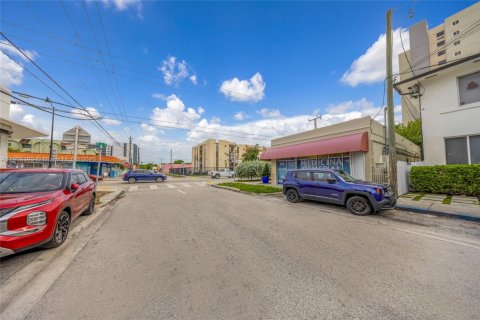 Propiedad comercial en venta en Miami, Florida № 2012715 - foto 10