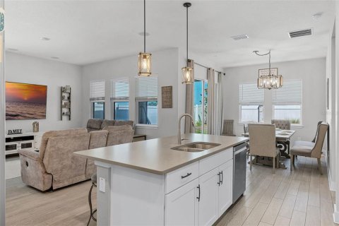 House in Winter Garden, Florida 4 bedrooms, 196.58 sq.m. № 1737278 - photo 8