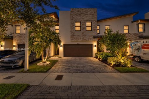 Touwnhouse à Doral, Floride 4 chambres, 195.56 m2 № 2264129