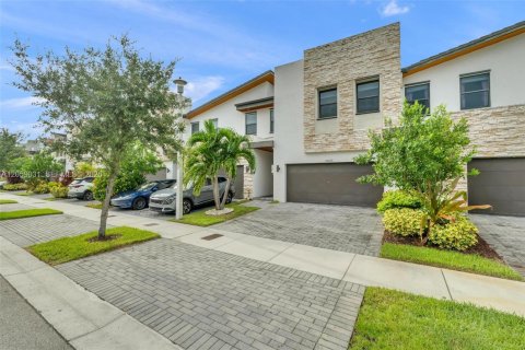 Touwnhouse à vendre à Doral, Floride: 4 chambres, 195.56 m2 № 2264129 - photo 3