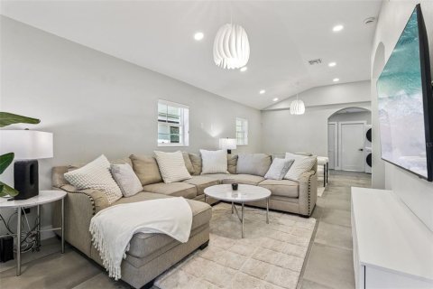 House in Winter Park, Florida 3 bedrooms, 117.89 sq.m. № 2150249 - photo 9