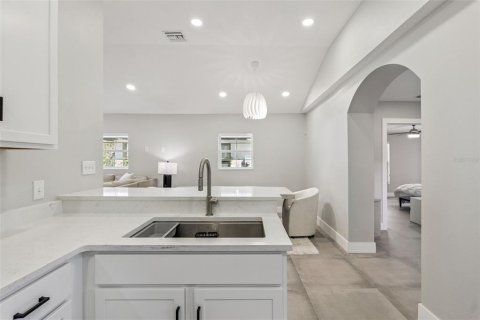 House in Winter Park, Florida 3 bedrooms, 117.89 sq.m. № 2150249 - photo 17