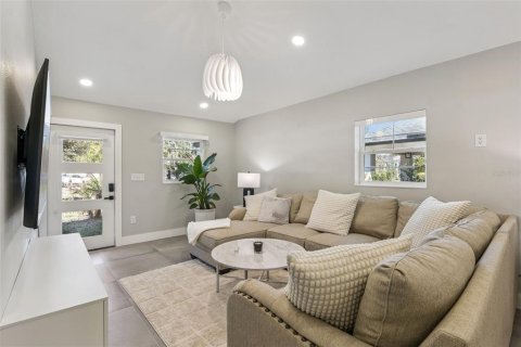 House in Winter Park, Florida 3 bedrooms, 117.89 sq.m. № 2150249 - photo 11