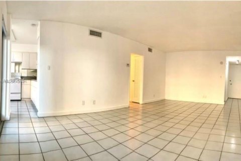 Condo in Surfside, Florida  № 1893075 - photo 5