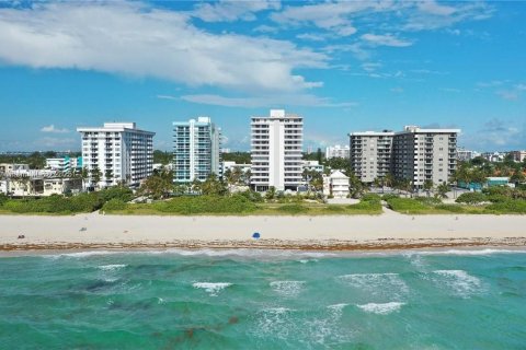 Condo in Surfside, Florida  № 1893075 - photo 1
