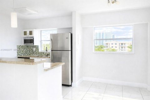Condominio en venta en North Miami Beach, Florida, 2 dormitorios, 110.55 m2 № 2090104 - foto 7