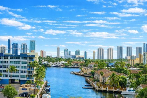 Condominio en North Miami Beach, Florida, 2 dormitorios  № 2090104
