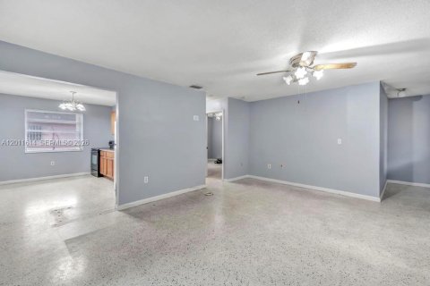 Commercial property in Miami, Florida № 2075275 - photo 8