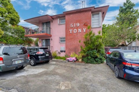 Commercial property in Miami, Florida № 2075275
