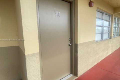 Condo in Sweetwater, Florida, 2 bedrooms  № 1714760 - photo 15