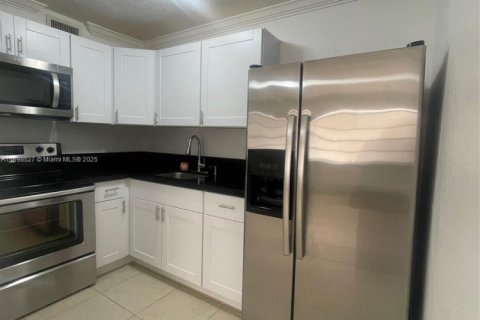 Condo in Sweetwater, Florida, 2 bedrooms  № 1714760 - photo 3