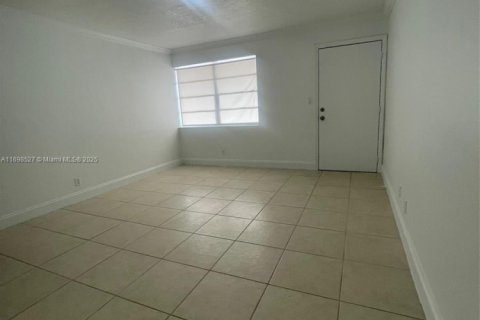 Condo in Sweetwater, Florida, 2 bedrooms  № 1714760 - photo 14