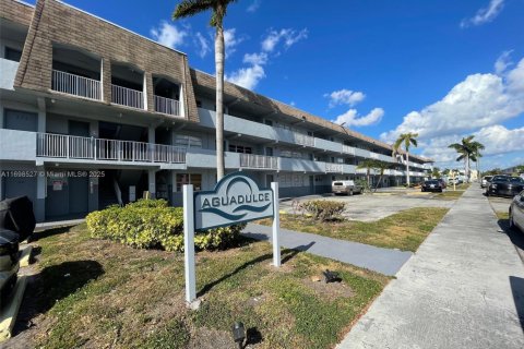 Condo in Sweetwater, Florida, 2 bedrooms  № 1714760 - photo 1