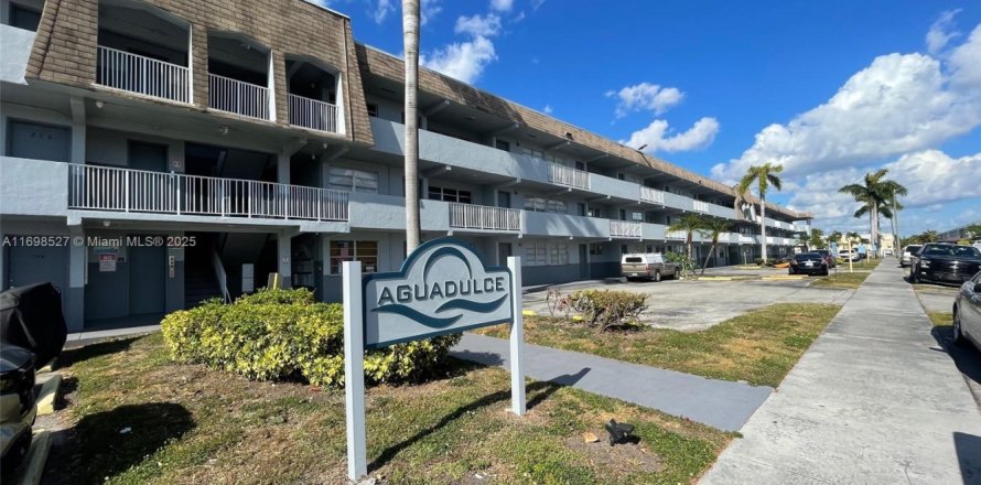 Condo in Sweetwater, Florida, 2 bedrooms  № 1714760