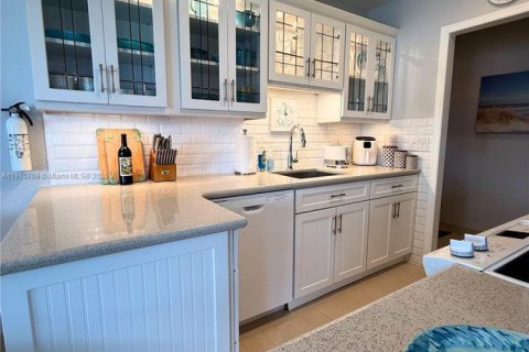 Condo in Pompano Beach, Florida, 1 bedroom  № 2013199 - photo 2