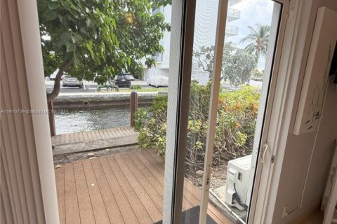 Condo in Pompano Beach, Florida, 1 bedroom  № 2013199 - photo 21