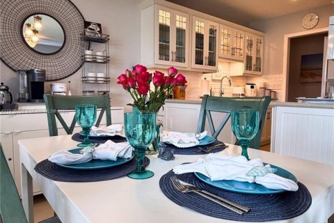 Condo in Pompano Beach, Florida, 1 bedroom  № 2013199 - photo 9