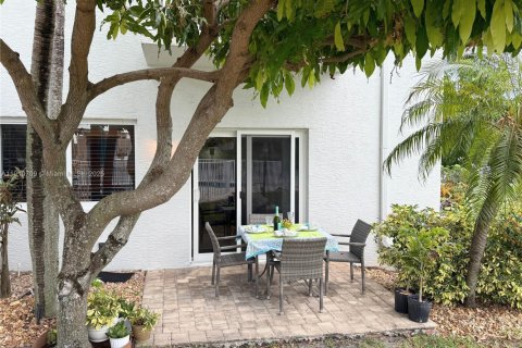 Condo in Pompano Beach, Florida, 1 bedroom  № 2013199 - photo 4