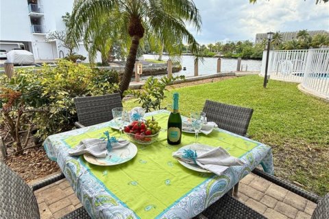 Condo in Pompano Beach, Florida, 1 bedroom  № 2013199 - photo 5