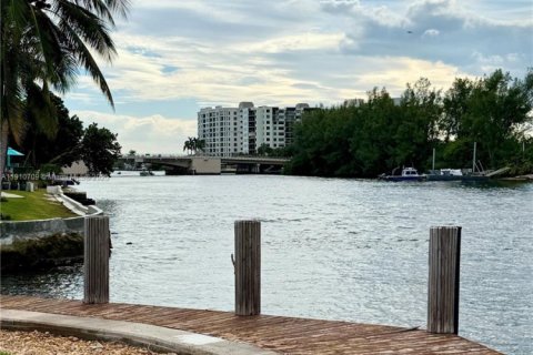 Condo in Pompano Beach, Florida, 1 bedroom  № 2013199 - photo 6