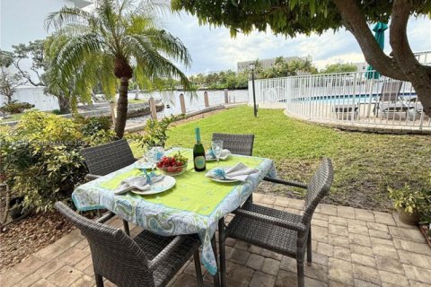 Condo in Pompano Beach, Florida, 1 bedroom  № 2013199 - photo 25