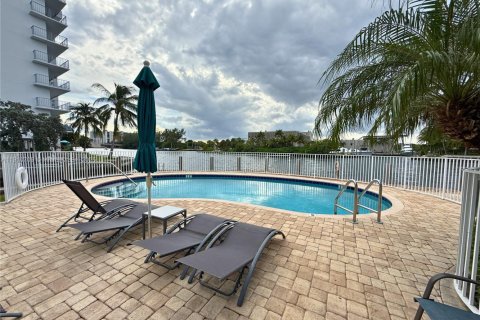 Condo in Pompano Beach, Florida, 1 bedroom  № 2013199 - photo 7