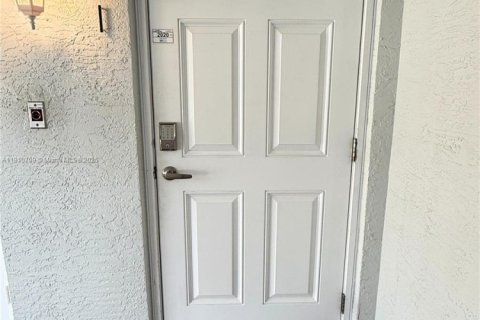 Condo in Pompano Beach, Florida, 1 bedroom  № 2013199 - photo 28