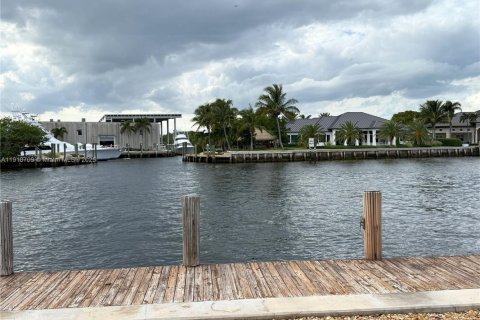Condo in Pompano Beach, Florida, 1 bedroom  № 2013199 - photo 27