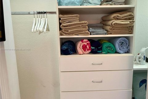 Condo in Pompano Beach, Florida, 1 bedroom  № 2013199 - photo 24