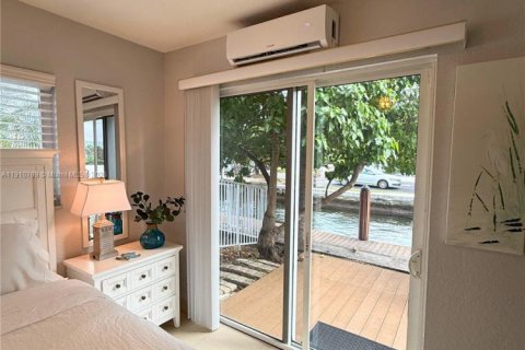 Condo in Pompano Beach, Florida, 1 bedroom  № 2013199 - photo 20