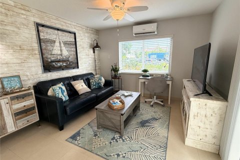 Condo in Pompano Beach, Florida, 1 bedroom  № 2013199 - photo 14