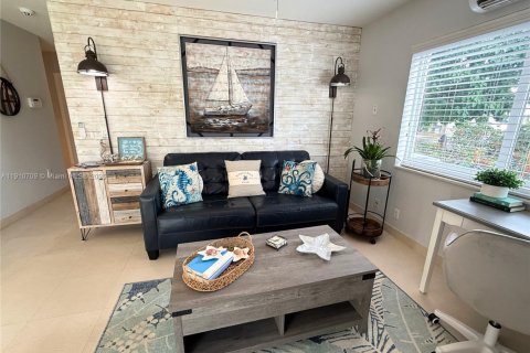 Condo in Pompano Beach, Florida, 1 bedroom  № 2013199 - photo 3