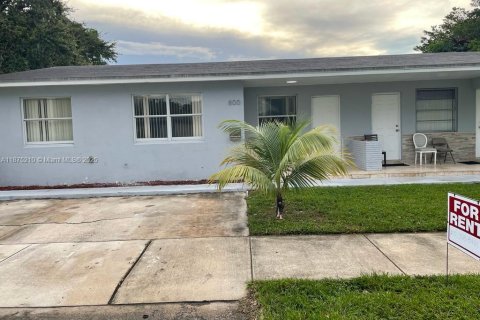 Снять в аренду виллу или дом в Холливуд, Флорида 2 спальни, 82.4м2, № 1926712 - фото 3