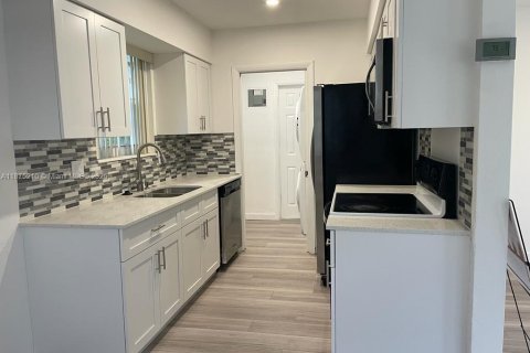 Снять в аренду виллу или дом в Холливуд, Флорида 2 спальни, 82.4м2, № 1926712 - фото 6