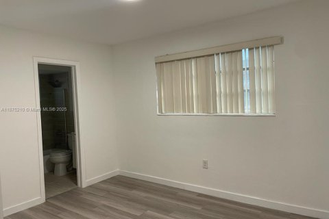 Снять в аренду виллу или дом в Холливуд, Флорида 2 спальни, 82.4м2, № 1926712 - фото 12