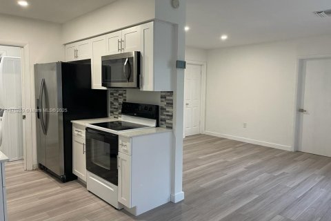 Снять в аренду виллу или дом в Холливуд, Флорида 2 спальни, 82.4м2, № 1926712 - фото 7