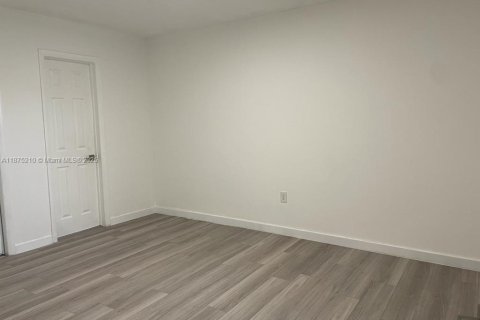 Снять в аренду виллу или дом в Холливуд, Флорида 2 спальни, 82.4м2, № 1926712 - фото 9