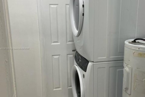 Снять в аренду виллу или дом в Холливуд, Флорида 2 спальни, 82.4м2, № 1926712 - фото 15