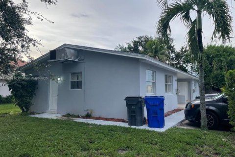 Снять в аренду виллу или дом в Холливуд, Флорида 2 спальни, 82.4м2, № 1926712 - фото 2