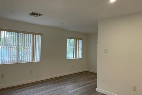 Снять в аренду виллу или дом в Холливуд, Флорида 2 спальни, 82.4м2, № 1926712 - фото 5