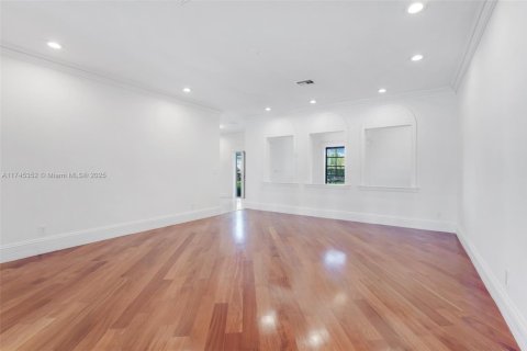 Casa en venta en Miami, Florida, 4 dormitorios, 381.27 m2 № 1726893 - foto 16