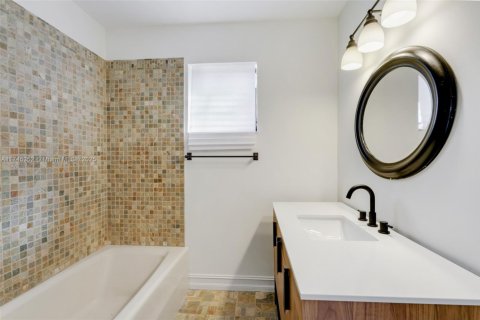 Casa en venta en Miami, Florida, 4 dormitorios, 381.27 m2 № 1726893 - foto 20