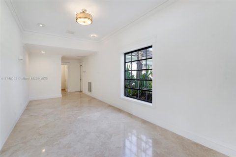 Casa en venta en Miami, Florida, 4 dormitorios, 381.27 m2 № 1726893 - foto 9