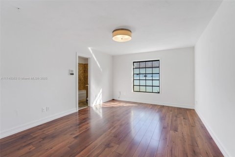Casa en venta en Miami, Florida, 4 dormitorios, 381.27 m2 № 1726893 - foto 19