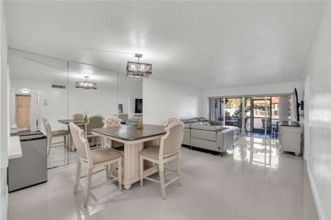 Condominio en venta en Lauderhill, Florida, 2 dormitorios, 117.06 m2 № 2084491 - foto 4