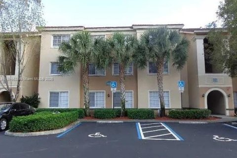 Condo in Miramar, Florida, 2 bedrooms  № 1924089 - photo 1