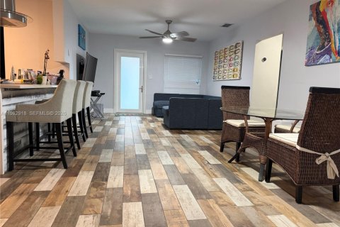 Villa ou maison à vendre à Dania Beach, Floride: 2 chambres, 106.65 m2 № 2049834 - photo 2