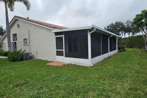 House in Boynton Beach, Florida 2 bedrooms, 146.41 sq.m. № 1947425 - photo 3