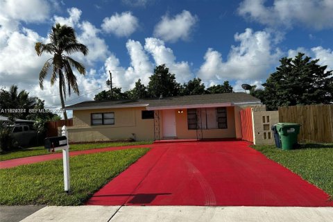 House in Miami, Florida 3 bedrooms, 89.74 sq.m. № 2040933 - photo 2